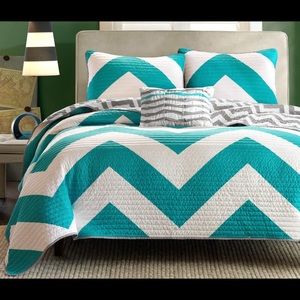 Reversible Blue and white Chevron Queen Bedding